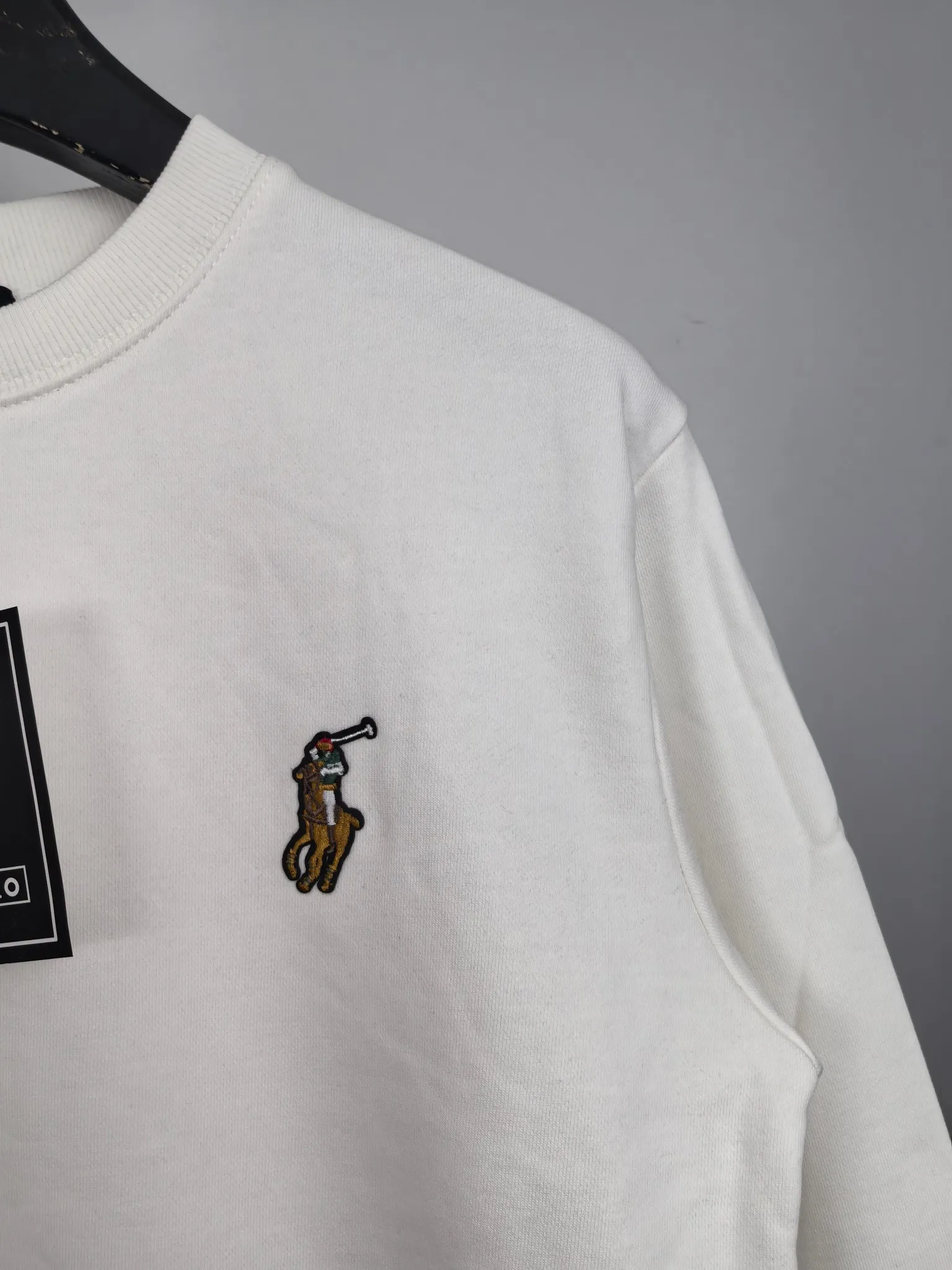 P340 POLO Ralph Lauren 2025 Autumn and Winter New Design Sweatshirt Official website synchronized! This T-shirt combines minimalist design with exquisite details. The oversize trim is reminiscent of Tyrolean dress details, summoning modern new ideas, creating a different conceptual pattern, and injecting rich connotation into the traditional cotton T-shirt. The LOGO on the front graphic webbing is unique and makes the brand more distinguished. It highlights the style of a big brand, sets off the minimalist design style, and reveals the elegance at a glance! As a brand that pursues design and tailoring techniques, the materials used will never disappoint! The body of this shirt is made of Solona cotton blended 400g fabric, which is noble and exquisite. The cotton surface is full, soft and skin-friendly. In short, such a classic style is a must-have for autumn and winter! M-4XL
